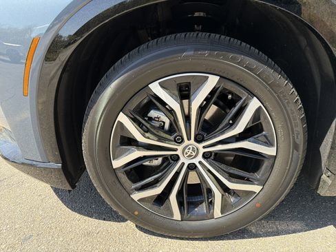 Used 2025 Toyota Crown Signia image 11