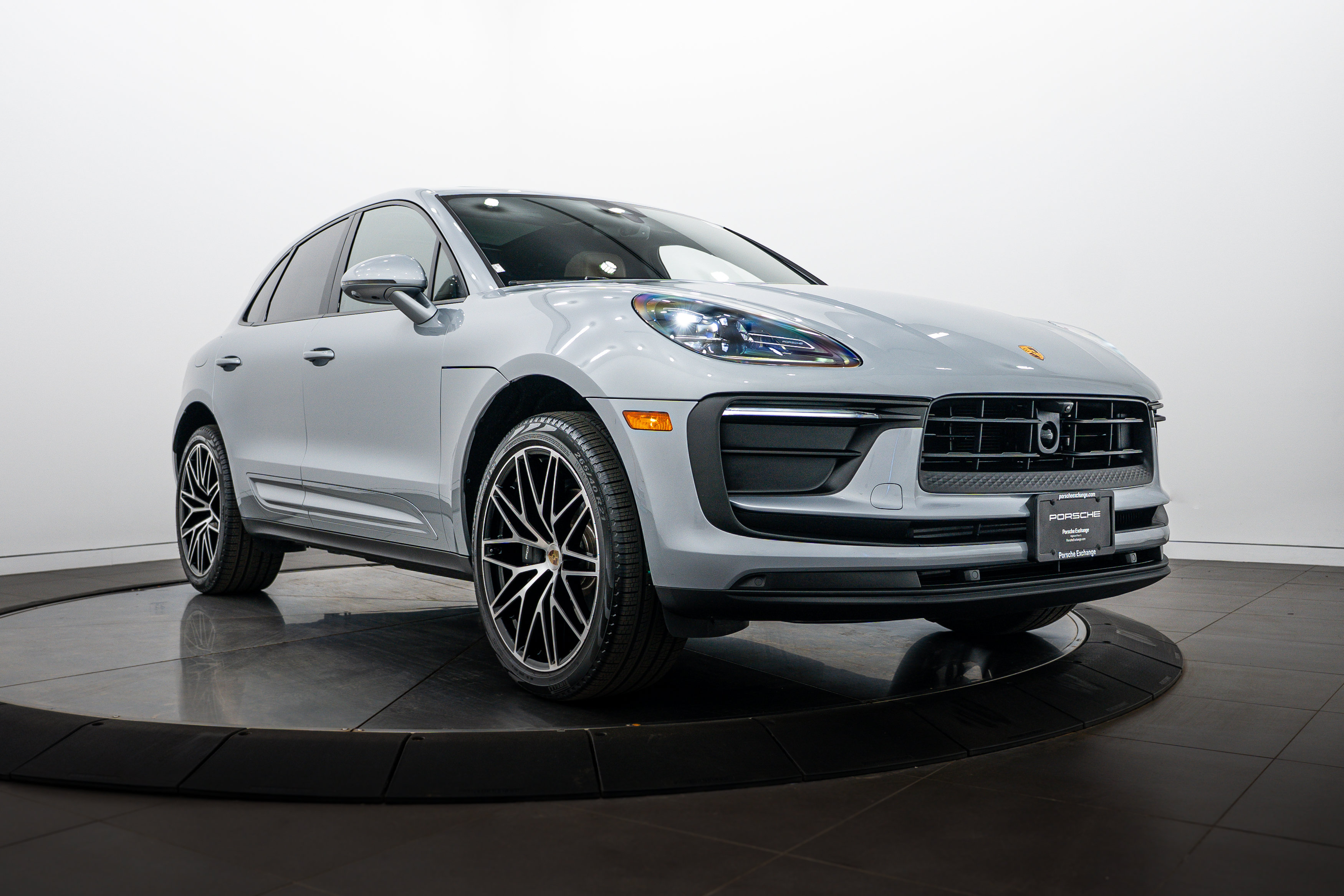 Certified 2026 Porsche Macan AWD/4WD image 9