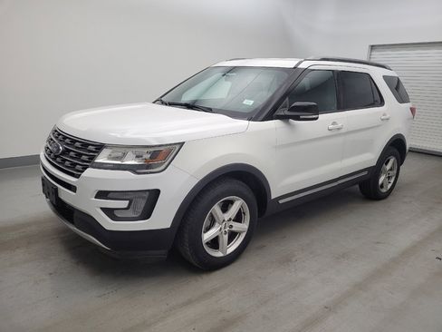 Used 2017 Ford Explorer XLT AWD/4WD image 2