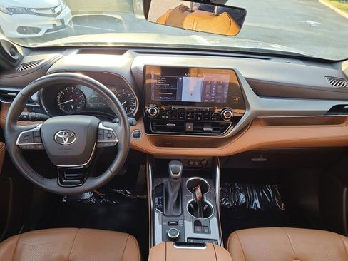 Used 2021 Toyota Highlander Platinum image 2
