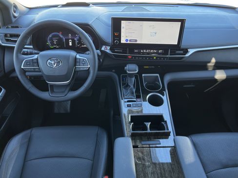 Used 2025 Toyota Sienna Platinum image 17