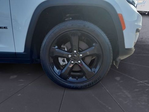 Used 2023 Jeep Grand Cherokee L Laredo image 9