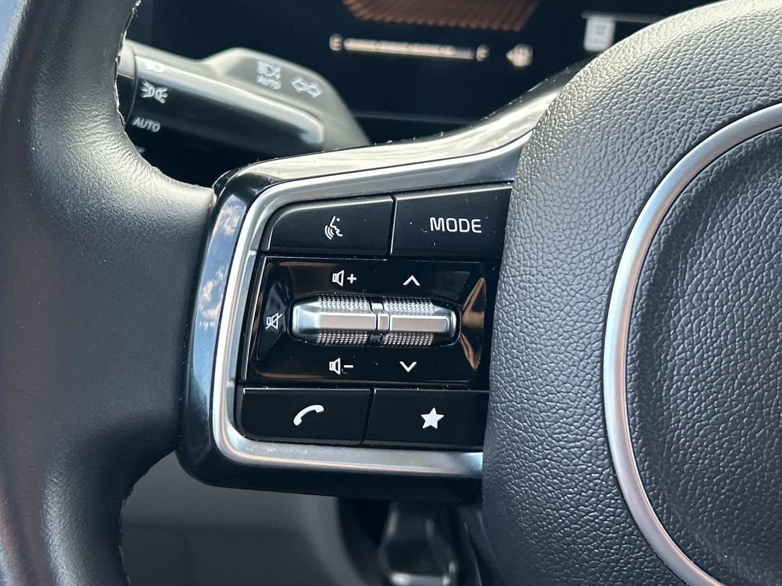 Used 2025 Kia Carnival FWD image 26