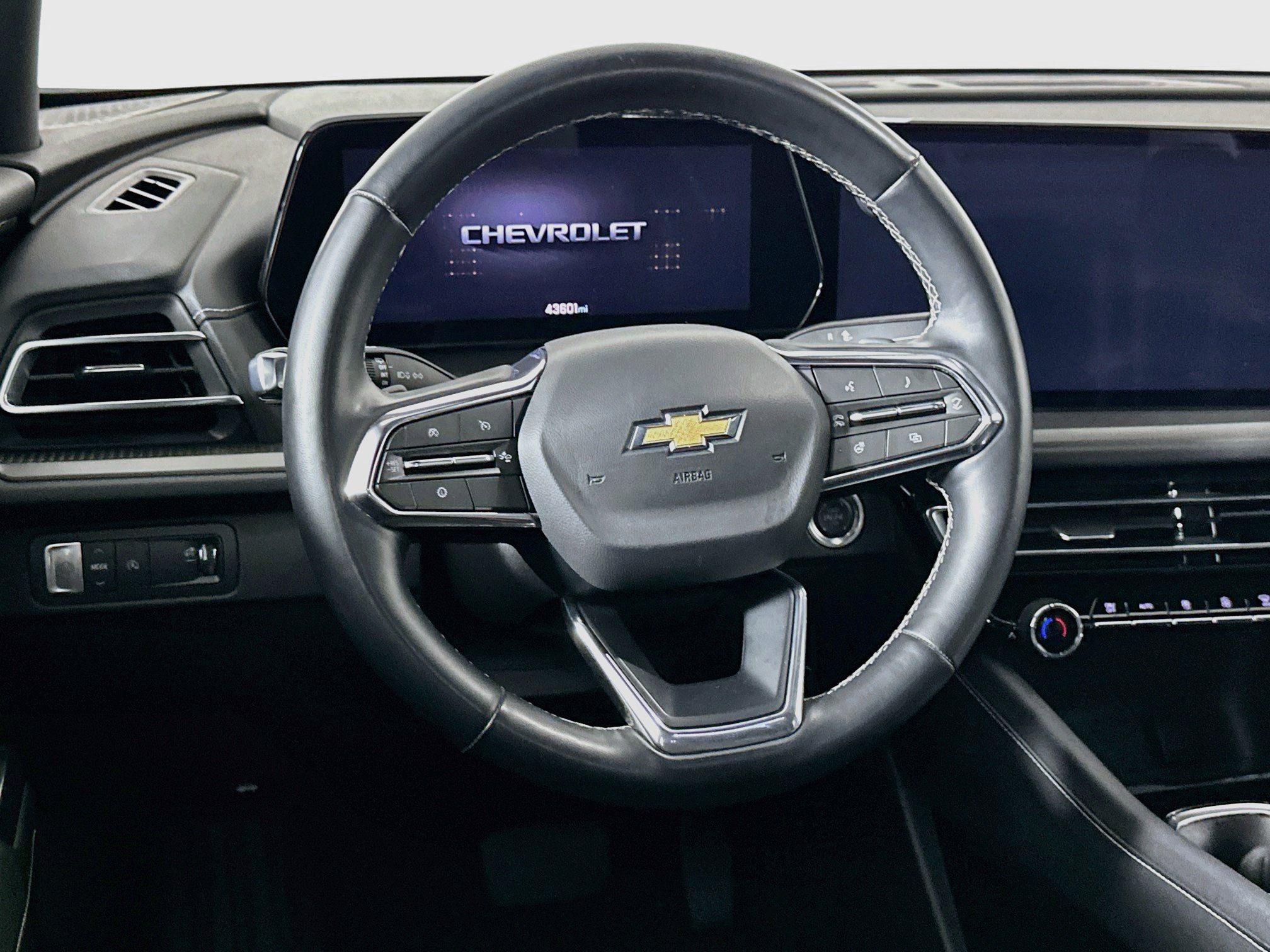 Used 2025 Chevrolet Traverse LT FWD image 18