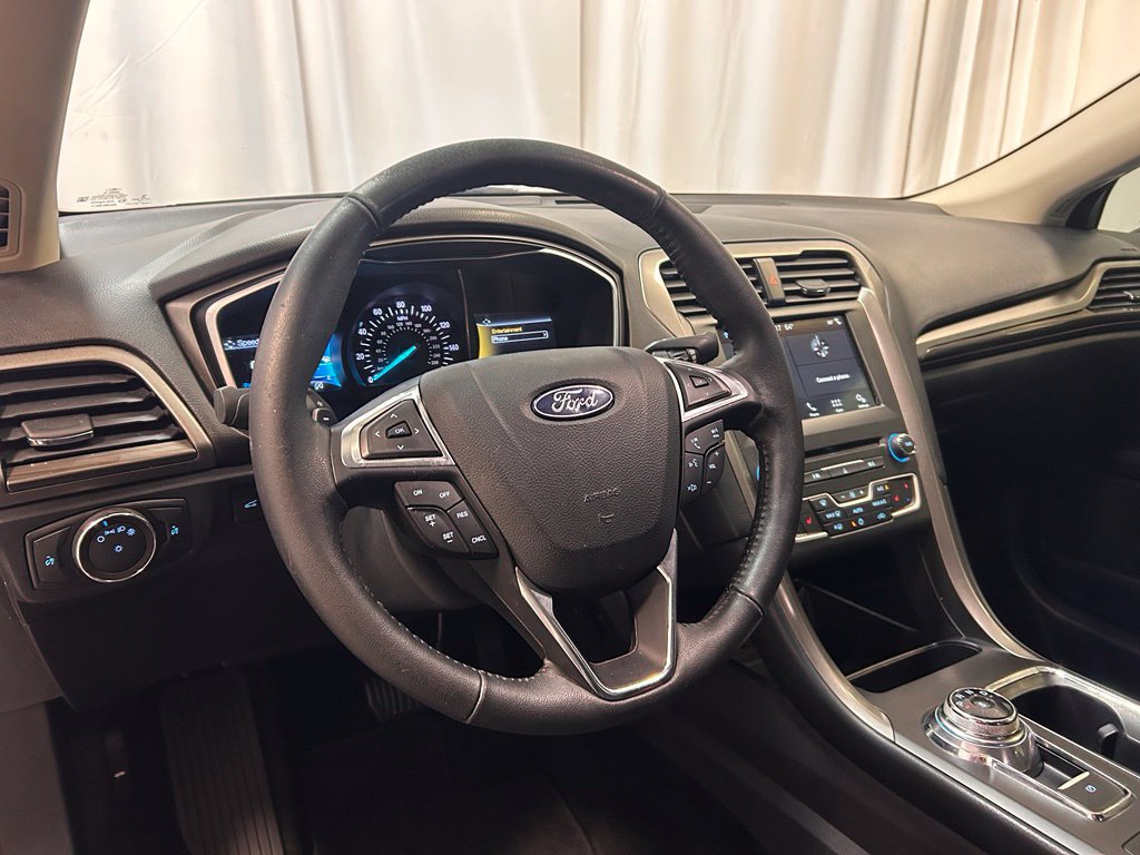 Used 2018 Ford Fusion SE w/ Fusion SE Technology Package FWD image 4