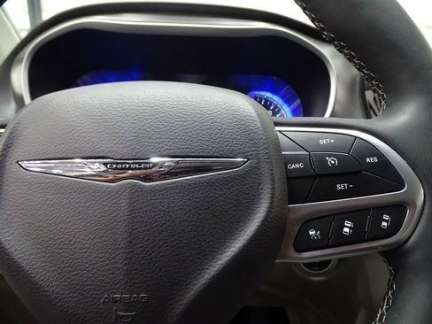 Used 2024 Chrysler Pacifica Touring-L image 20