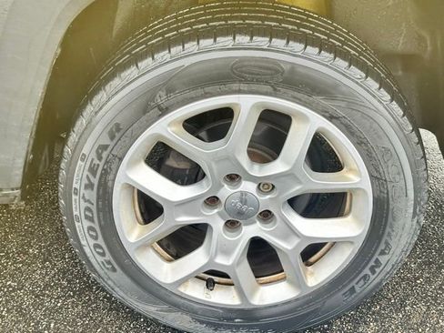 Used 2015 Jeep Renegade Latitude image 7