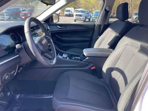 Used 2023 Jeep Grand Cherokee Laredo w/ Luxury Tech Group I AWD/4WD image 10