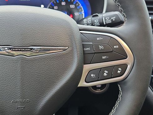 Used 2025 Chrysler Pacifica Select image 23