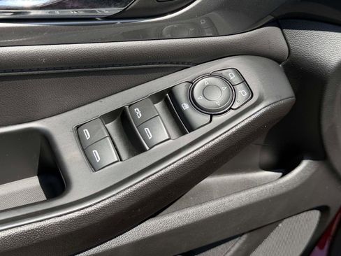 Used 2023 Chevrolet Traverse LT FWD image 18