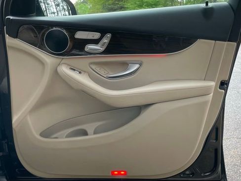 Used 2020 Mercedes-Benz GLC 300 w/ Premium Package image 18