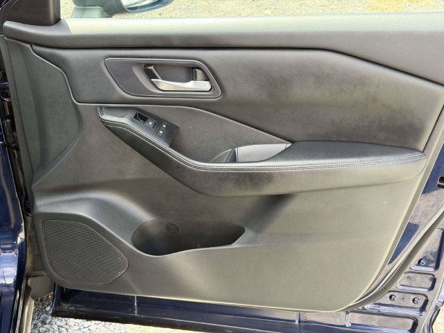 Used 2024 Nissan Rogue SV AWD/4WD image 10