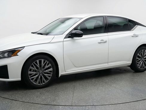 Used 2025 Nissan Altima 2.5 SV image 3