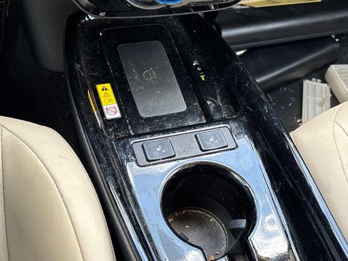 Used 2022 Toyota Prius Limited w/ Premium Convenience Package FWD image 12