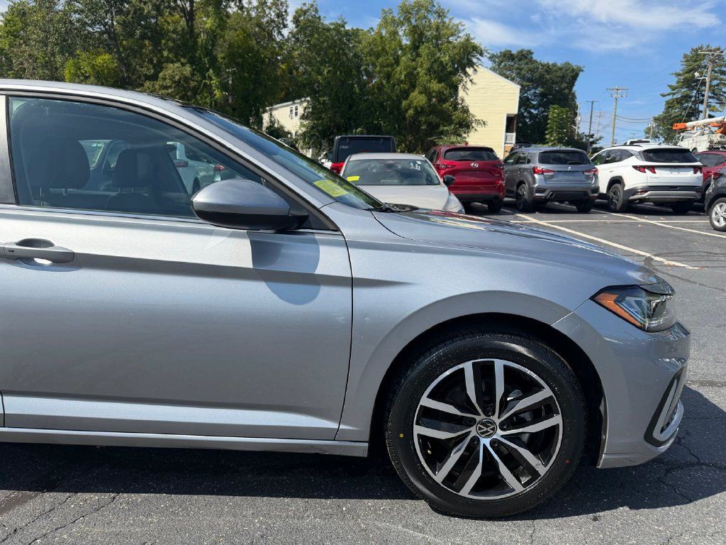 Used 2025 Volkswagen Jetta SE FWD image 21