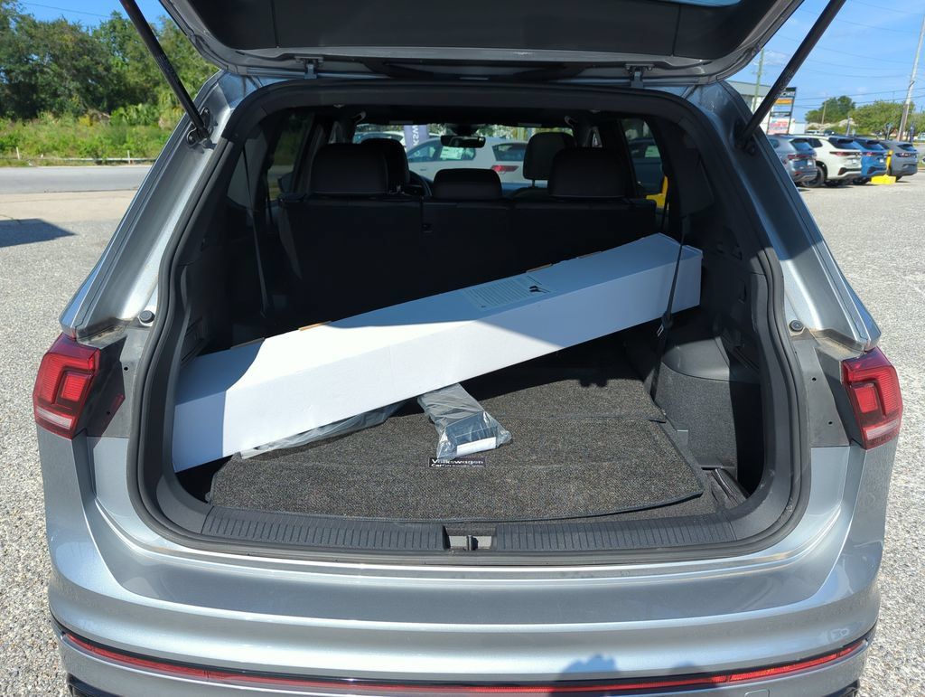 Used 2023 Volkswagen Tiguan SE R-Line FWD image 31