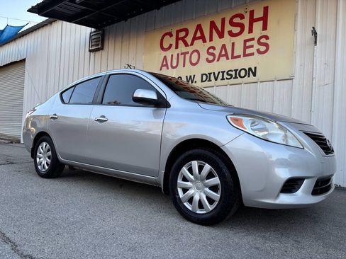Used 2013 Nissan Versa SV image 4