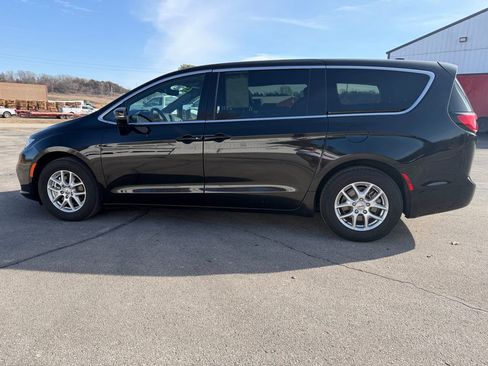 Used 2025 Chrysler Pacifica Select image 8