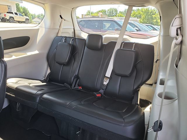 Used 2023 Chrysler Pacifica Touring-L FWD image 12
