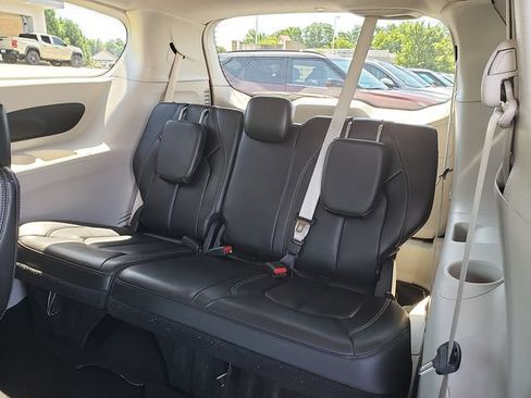 Used 2023 Chrysler Pacifica Touring-L FWD image 12