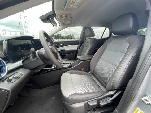 Used 2025 Chevrolet Trax LT FWD image 18