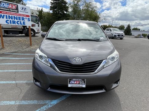 Used 2013 Toyota Sienna LE w/ Towing Pkg FWD image 8