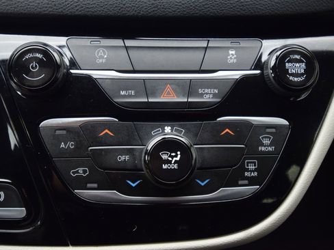 Used 2022 Chrysler Voyager LX image 31