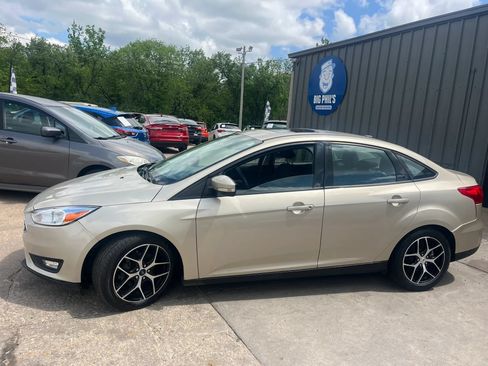 Used 2017 Ford Focus SEL FWD image 1