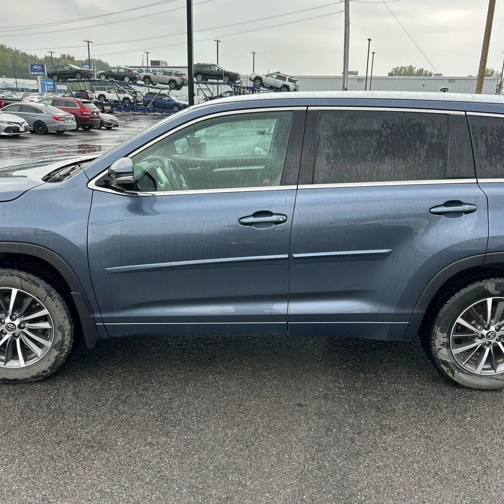 Used 2018 Toyota Highlander XLE AWD/4WD image 4