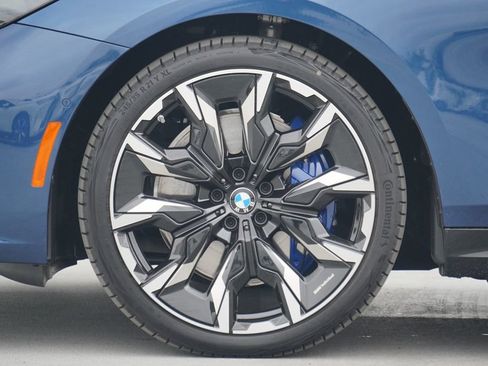 Used 2025 BMW 540i xDrive w/ M Sport Package image 5