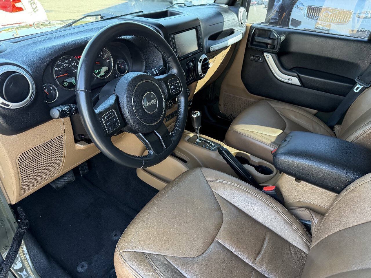 Used 2015 Jeep Wrangler Unlimited Sahara w/ Max Tow Package AWD/4WD image 32