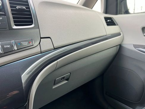 Used 2014 Toyota Sienna SE image 20