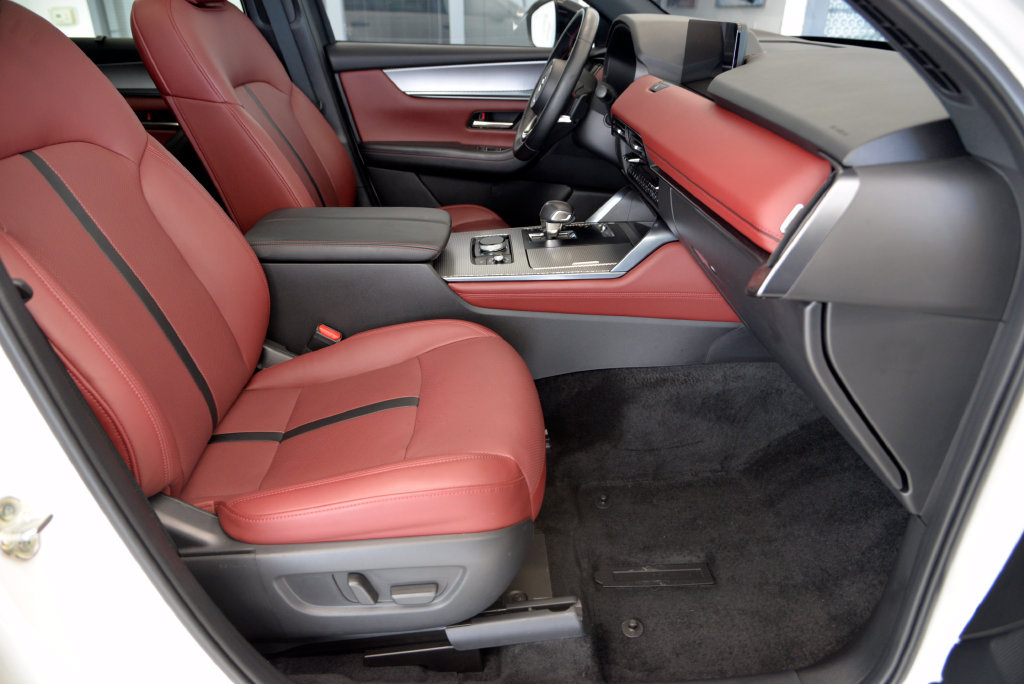 Certified 2025 MAZDA CX-70 Plug-In Hybrid w/ Premium Plus AWD/4WD image 30