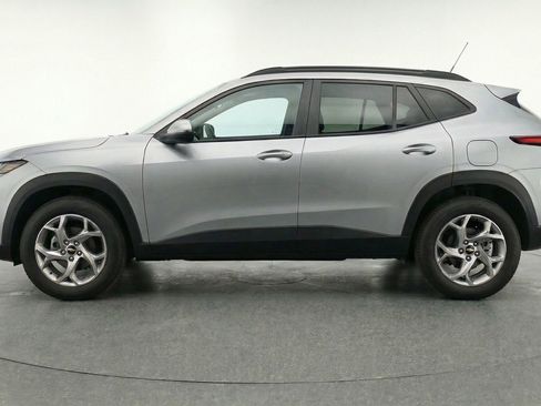Used 2025 Chevrolet Trax LT image 5