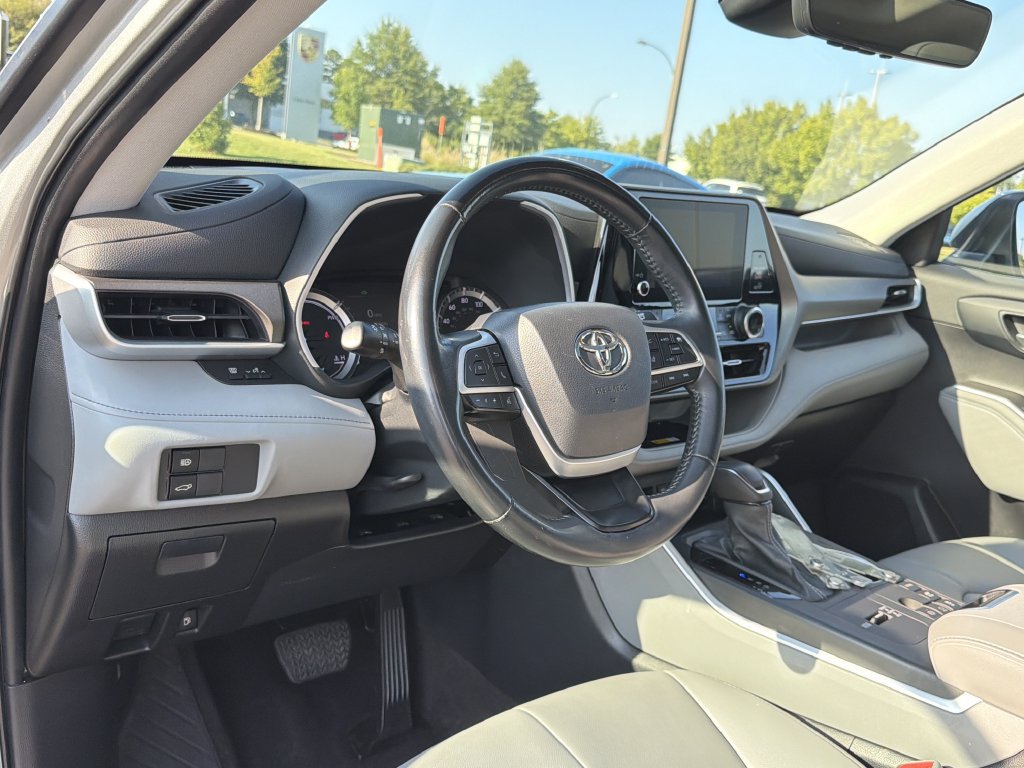 Used 2023 Toyota Highlander XLE AWD/4WD image 10