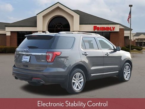 Used 2018 Ford Explorer XLT image 4