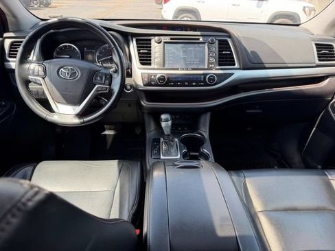 Used 2018 Toyota Highlander XLE AWD/4WD image 14