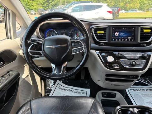 Used 2019 Chrysler Pacifica Touring-L FWD image 15