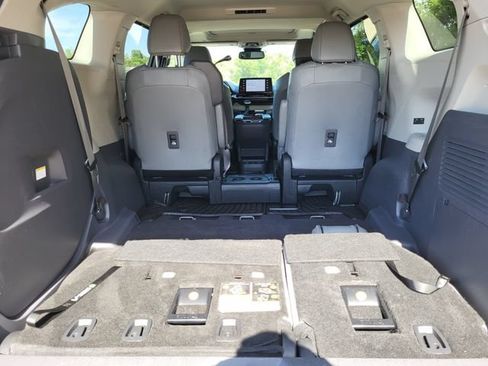 Used 2023 Toyota Sienna XLE FWD image 28