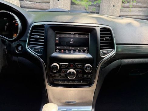 Used 2019 Jeep Grand Cherokee Laredo RWD image 12