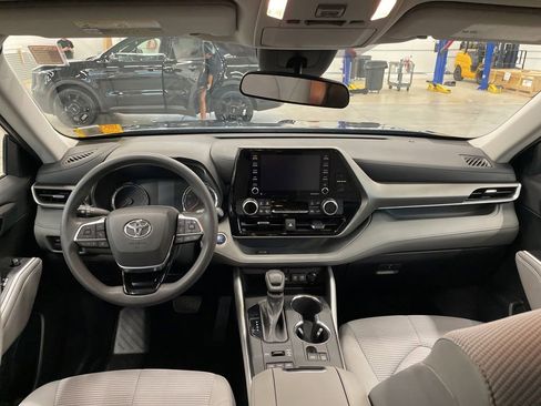Used 2021 Toyota Highlander L AWD/4WD image 5