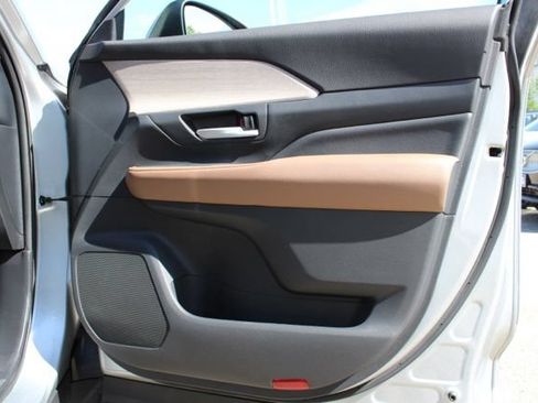 Used 2024 Toyota Grand Highlander AWD image 12