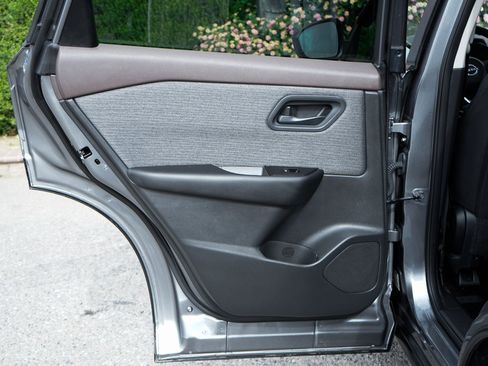 Used 2023 Nissan Rogue S image 32