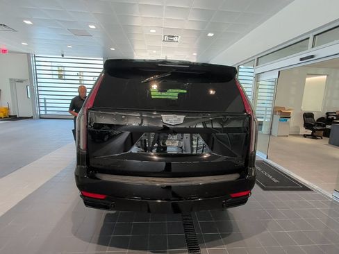 Certified 2022 Cadillac Escalade Sport Platinum w/ Heavy-Duty Trailer Package AWD/4WD image 4