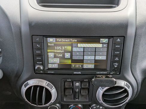 Used 2015 Jeep Wrangler Unlimited Sahara w/ Connectivity Group image 9