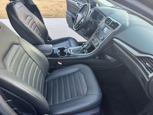 Used 2015 Ford Fusion SE w/ Equipment Group 202A FWD image 9
