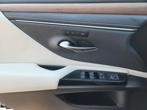 Used 2024 Lexus ES 350 w/ Luxury Package image 30