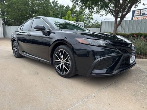 Used 2021 Toyota Camry SE w/ Convenience Package FWD image 2