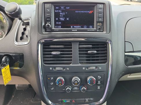 Used 2019 Dodge Grand Caravan SXT FWD image 14