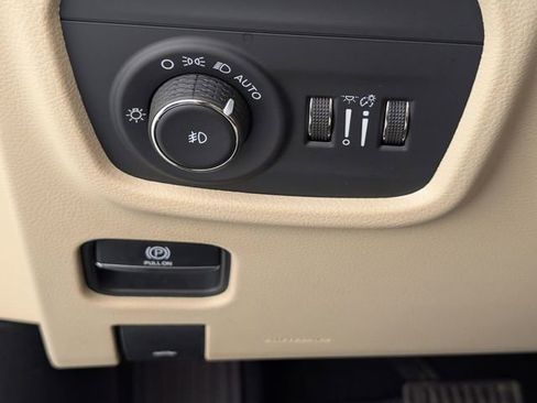 Used 2023 Jeep Grand Cherokee L Limited AWD/4WD image 15